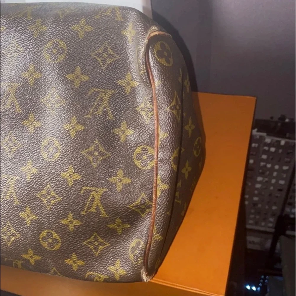 Authentic Louis Vuitton Monogram Speedy 40 - Picture 12 of 12